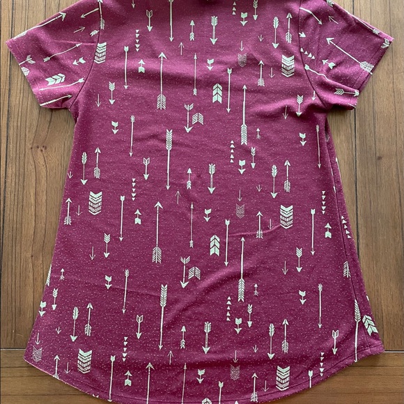 Maroon & Light Green Arrow Classic Tee - Picture 2 of 4